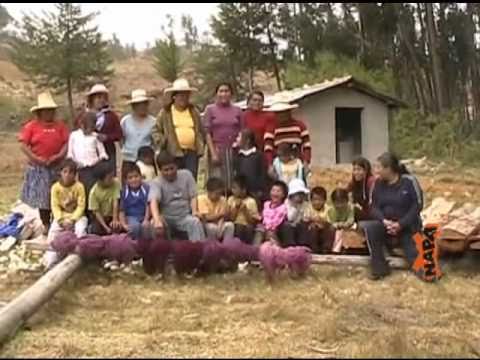 Niños cajamarquinos aprenden a teñir hilos con diversas plantas