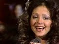 Vicky Leandros - Theo, wir fahr'n nach Lodz (D) 1974Theo, wir fahr'n nach Lodzich habe diese Landluft sattwill endlich wieder in die StadtTheo, wir fahr'n nach Lodz.Gott verlaß'nes Dorf, nur Heu und Dorf.Stets der gleiche Trott, nur Hü und Hott.Im Stall die Kuh macht muh,Die Hähne krähen dazu.Das hält keiner aus, ich hier raus.Theo, wir fahr'n nach Lodz.Theo, wir fahr'n nach LodzDa packen wir das Glück beim SchopfUnd hauen alles auf den Kopf.Theo, wir fahr'n nach Lodz.Diese verdammte Nest, gibt mir den Rest.Ich fühl mich zu jung für Mist und Dunk -Ich brauch' Musik und Tanz und etwas Eleganz.Gib Dir einen Stoß und dann geht's los.Theo, wir fahr'n nach Lodz.Theo, wir fahr'n nach Lodz.Dann feiern wir ein großes Fest,Das uns die Welt vergessen läßt.Theo, wir fahr'n nach Lodz.Da kann ich leben, da bin ich frei -Und die Liebe ist mit dabei.Theo, wir fahr'n nach Lodz.Theo, wir fahr'n nach Lodz.Komm' mit, die Pferde warten schon,Steig' ein und sei mein Postillion.Theo, wir fahr'n nach Lodz.