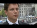 präsentiert von www.investchanel.ch Behavioral Finance ist eine junge Wissenschaft mit alten Wurzeln, die durch die Vergabe des Nobelpreises für Wirtschaftswissenschaften 2002 an einen ihrer hervorragendsten Vertreter, Daniel Kahneman, einen zusätzlichen Auftrieb erhalten hat. Ins Rampenlicht geriet Behavioral Finance jedoch vor allem wegen ihrer im Gegensatz zu anderen Theorien erkennbaren Nähe zu real beobachtbaren Börsenphänomenen.