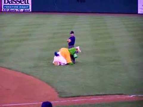 Philly Phanatic seduces Umpire