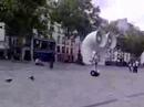 Performance artistique - EARTHMAN in Paris - video 2
