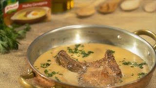 Aqueça a Vaqueiro numa frigideira, junte as costeletas e aloure-as de ambos os lados.