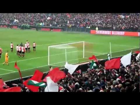 feyenoord - De laatste minuten van de wedstrijd Feyenoord - PSV, feest na afloop. 'Feyenoord thuis, gekkenhuis'.