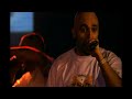 Si hay algún grupo que se sea reconocido por la gran mayoría como poseedores del mejor directo del panorama hip hop, ese es FALSALARMA. Es por eso que hace tiempo surgió la idea de grabar un directo completo de la formación barcelonesa y así poder aportar a la escena la calidad y cualidad suficientes para seguir avanzando. Para ello nada mejor que una noche inolvidable y plena de emociones. Para este directo titulado genéricamente ALQUIMIA TOUR 2005 se ha contado con varios factores que hacen de este espectáculo algo único e irrepetible nunca visto antes en ningún concierto de FALSALARMA: - Sala Aqualung de Madrid con un aforo de cerca de 2.000 personas - La producción sumaba un equipo de cerca de 50 profesionales. - Invitados: están TODOS los que aparecen en Alquimia (excepto Freeman) y alguna aparición estelar con temas propios como Sako y DJ Code. También se contó con la presencia del actor Víctor Muñoz (Video-clip 