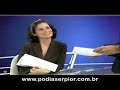 Apresentadora do Jornal Nacional mostra a língua