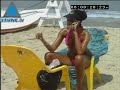 Des enfants se faufilent entre les parasols, tandis que d'autres s'amusent avec les vagues. Les plages de Tel Aviv offrent aux vacanciers tous les bonheurs d'une journée estivale. 09/07/08