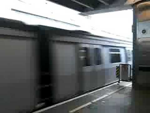一列英製港鐵列車離開觀塘站