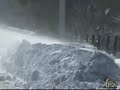 Recuerdo aquellas noches de invierno, cuando llegaba mi padre y nos contaba cómo había sido la trayectoria del día y los tropiezos que había encontrado en el camino para llegar a casa. A veces,  por distintas circunstancias (había muerto alguna persona o estaba enferma) debían desplazarse a San Salvador a 4 kilómetros del pueblo a buscar ayuda. La carretera  estaba completamente tapada de nieve y sin ningún señalamiento para poder orientarse. Con unos esquíes rudimentarios hechos a mano con tablas, o unas raquetas de troncos atadas al pie, había que buscar al médico o llevar cargando al enfermo.  Otras veces había que caminar hasta 6 kilómetros para llegar a la mina, ir a visitar a un familiar, comprar alguna medicina, llevar una noticia, recoger una carta, comprar algún alimento. Íbamos caminando  cuando comenzaba  a soplar un fuerte viento. Los copos de nieve nos golpeaban en la cara como si fueran minúsculas y casi invisibles navajas.  La nieve a nuestros pies tenía como dos capas: la primera era dura y áspera y la de abajo blanda y granulosa. Los dedos se nos entumecían, sin ropa adecuada, sin gafas y obligados a mirar hacia adelante o al menos de lado y de reojo con la cellisca en contra, con unas botas de goma que nos congelaban los dedos de los pies a cada paso.  Y si era de  noche se complicaba más la tarea.