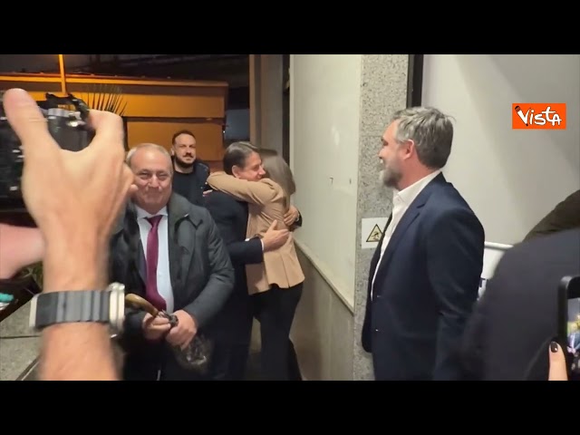 Abbracci per Conte e Fico all'arrivo al comitato elettorale a Napoli