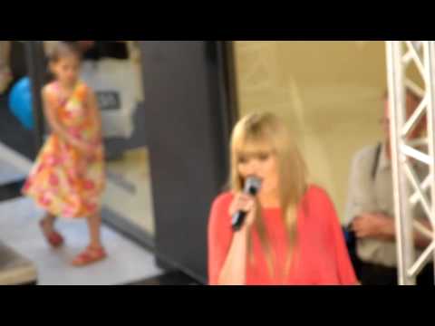 Gosia Andrzejewicz - Rzeszów - Galeria Graffica - 2012 Kawałek wykonany z wybraną osobą z publiczności - Włochem :)