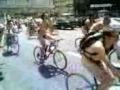 Nudistas reclaman m�s bicicletas y menos coches