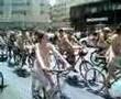 Nudistas reclaman más bicicletas y menos coches
