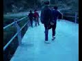 saltando a pata coja