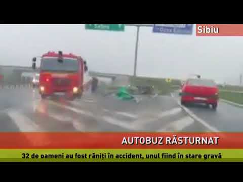 Un autobuz plin cu muncitori, răsturnat la Sibiu