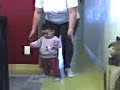 Mais um da Lulu andando, no corredor!