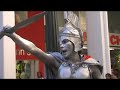 soldado romano   estátua viva   rua das flores de curitiba