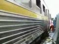 BANGKOK IL TRENO PASSA ATTRAVERSO IL MERCATO