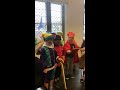 Mini Sint en mini Pieten op bezoek bij de bur