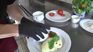 Hähnchenbrust überbacken mit Tomate und Mozzarella