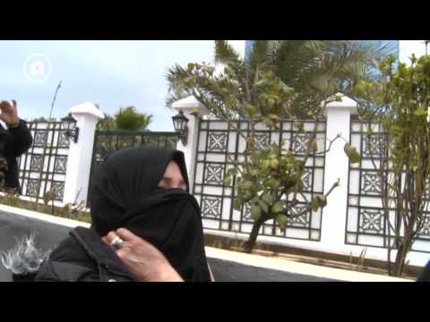 علي بلحاج يحتج أمام المجلس الدستوي أثناء بداية وصول موكب بوتفليقة