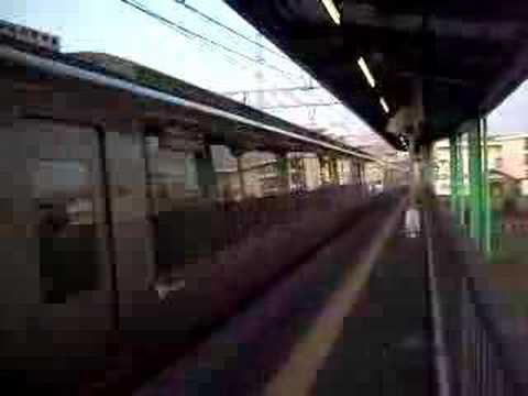 鶴川駅を通過する小田急ロマンスカーEXE