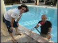 alonso y lobato en la piscina