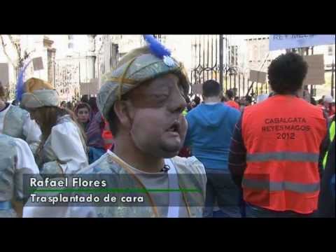 El joven trasplantado de cara y otros niños receptores reparten ilusión en la cabalgata de Sevilla 