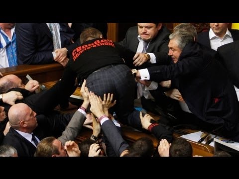 عراك داخل البرلمان الاوكراني وصدور نساء عارية أمام...