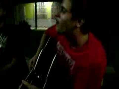 O jipe do padre fez um furo no pneu!
