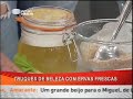 Desta vez o desafio era enorme: levar receitas de preparados cosméticos caseiros à base de ervas, num dia dedicado à beleza feminina. Aqui ficam algumas sugestões e as receitas que preparei para a ocasião:Máscara Tonificante/RevigoranteMaterial2 c. sopa Hortelã (Mentha spicata);2 c. sopa Pé-de-leão (Alchemilla vulgaris);2 c. sopa Alecrim (Rosmarinus officinalis);1c.chá sementes Funcho (Foeniculum vulgare) esmagadas;1c. chá bagas Zimbro (Juniperus sp.);2c. sopa aveia ou amêndoa moída;500 ml água;Chaleira;Colher de chá;Colher de sopa;Almofariz ou moinho;Coador;Tigela para misturar;Faca para cortar as ervas.MétodoMisture as ervas (hortelã, pé-de-leão, alecrim e zimbro) partidas aos bocadinhos e a água na chaleira e deixe ferver;Coe e deixe arrefecer;Deite 2 c.sopa aveia ou amêndoa moída numa tigela;Moa as sementes de funcho e adicione à aveia;Junte 2-3 colheres de sopa da infusão e misture até ficar uma pasta;Espalhe uma camada uniforme no rosto, evitando o contorno dos olhos e boca;Deixe actuar 10 min;Use 1-2 vezes / semana para tonificar a pele.ChampôMaterial10 caules com folhas frescos saponária (Saponaria officinalis) com +/-15cm;800 ml água;1 raminho alecrim;Frasco.MétodoPique grosseiramente os caules frescos;Junte as plantas e água na chaleira e deixe ferver (20min);Deixe arrefecer e coe o líquido;Guarde o champô ao abrigo da luz durante 1 semana.Endurecedor de unhasMaterial4 c.sopa folhas cavalinha (Equisetum arvense);2 c. sopa sementes aneto (Anethum graveolens) esmagadas;800 ml água;Frasco de vidro.MétodoJuntar as ervas e a água na chaleira e ferver (20min);Deixar arrefecer;Guardar num frasco vidro 4 semanas;Mergulhe os dedos nesta solução 10min dia sim, dia não.Elixir oralMaterial1 raminho Hortelã;1 raminho Alecrim;1 raminho Tomilho (Thymus sp.);500 ml água;Frasco de vidro.MétodoJunte as ervas e a água na chaleira e deixe ferver (20 min);Deixe arrefecer;Coe para um frasco de vidro, feche e guarde no frigorífico durante 4 dias no máximo;Bocheche 2 vezes por dia depois de lavar os dentes. Compressas relaxantes para os olhosMaterial5 folhas hortelã;200 ml água;Tigela vidro/louça.MétodoColoque as folhas na tigela;Verta a água acabada de ferver por cima das folhas;Deixe em infusão 10min;Coe e deixe arrefecer;Mergulhe dois discos de algodão no líquido e aplique sobre as pálpebras durante 10min.