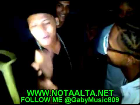 Mozart La Para freestyle en el parqueo de 100% Urbano