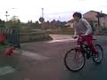 felicetti fa trial con la bici a spello