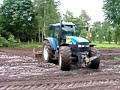NH 8560 aan het egaliseren NH 8560 aan het egaliseren