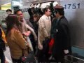 Jak se vejít do narvaného metra / Boarding a crowded subway