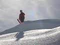 un ciel bleu, la poudre vierge blanche (non, pas cette poudre - l'autre qui tombe du ciel en hiver), la montagne et un cingl� qui cherche de se suicider � la facon la plus spectaculaire possible - vous voyez le sc�nario. le tout accompagn� du titre twisted soul de the electric church