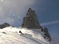 un ciel bleu, la poudre vierge blanche (non, pas cette poudre - l'autre qui tombe du ciel en hiver), la montagne et un cingl� qui cherche de se suicider � la facon la plus spectaculaire possible - vous voyez le sc�nario. le tout accompagn� du titre twisted soul de the electric church