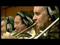 as� se ha compuesto la m�sica del �ltimo bond, 'quantum of solace', con la participaci�n estelar de alicia keys, jack white y la banda white stripes.