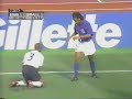 Ronaldinho streichelt Spieler in der WM 2002