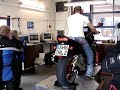 Motorrad mit Vollgas auf dem T�V Pr�fstand