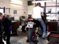 Motorrad mit Vollgas auf dem TÜV Prüfstand