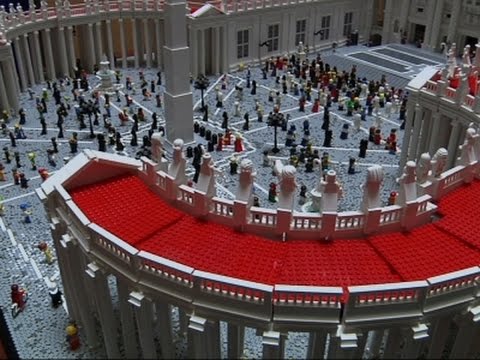 Священник построил копию Ватикана из лего