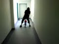 Typ f�hrt mit nem Kinderfahrrad rum