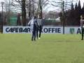 Ajax keepers E en D op bezoek bij training Ajax 1 keepers