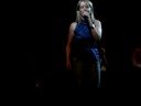 Adriana - cantando \"Renova-me.\"