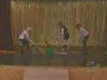 Anto y las divinas barriendo