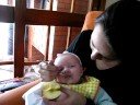 Sophia W W comendo maca