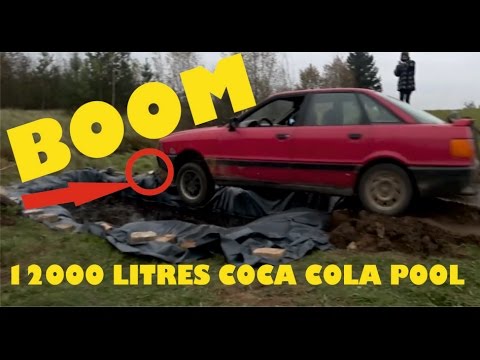 ¿Para qué este anciano baña su coche en una piscina llena de Coca-Cola?