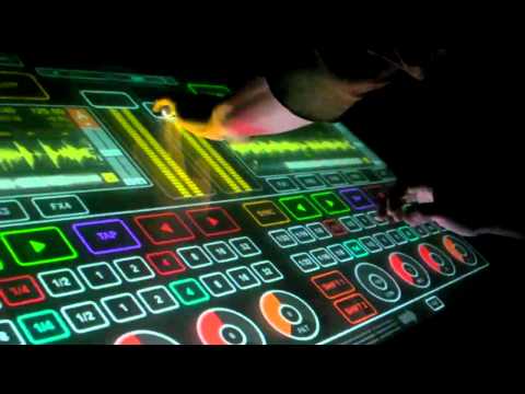 ç‚«çˆ†çš„éŸ³æ¨‚DJ jå°ˆç”¨HoloDeskï¼Œåªæœ‰ä¸€ç‰‡é€æ˜ŽçŽ»ç’ƒé¢æ¿çš„è¶…ç§‘æŠ€ç”¢å“ã€‚