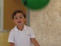 Daniel brincando com balão.