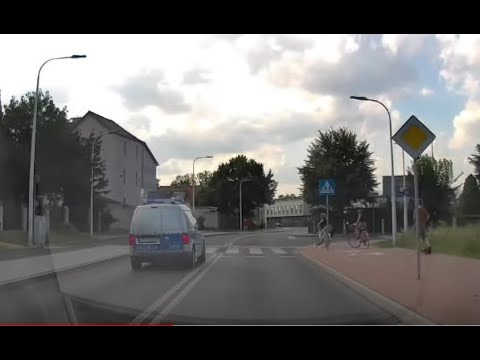 Radiowóz wyprzedza przed przejściem dla pieszych i prawie rozjeżdża rowerzyste